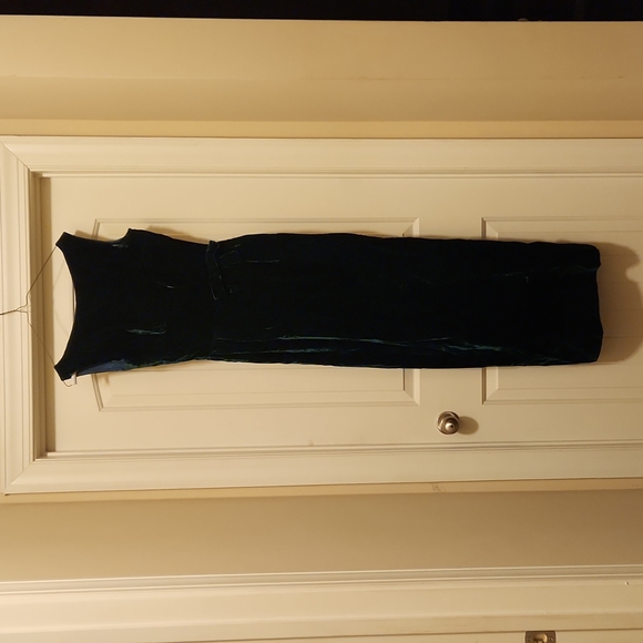 Custom made green velvet gown! - Picture 11 of 11